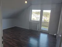 Zimmer mit Zugang zum Balkon