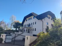 Haus mit elektrischem Tor
