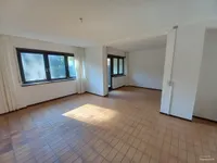 Wohnzimmer leergeräumt - (KI generiert)