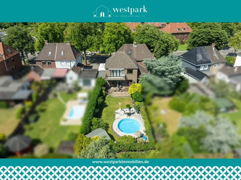 Stilvolle Doppelhaushälfte mit Einliegerwohnung, Pool & sonnigem Garten