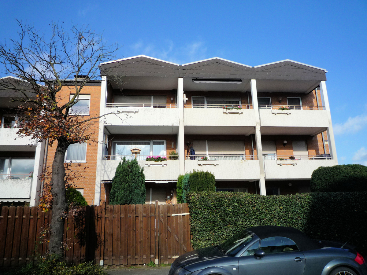 1 Hausrückseite mit Balkon