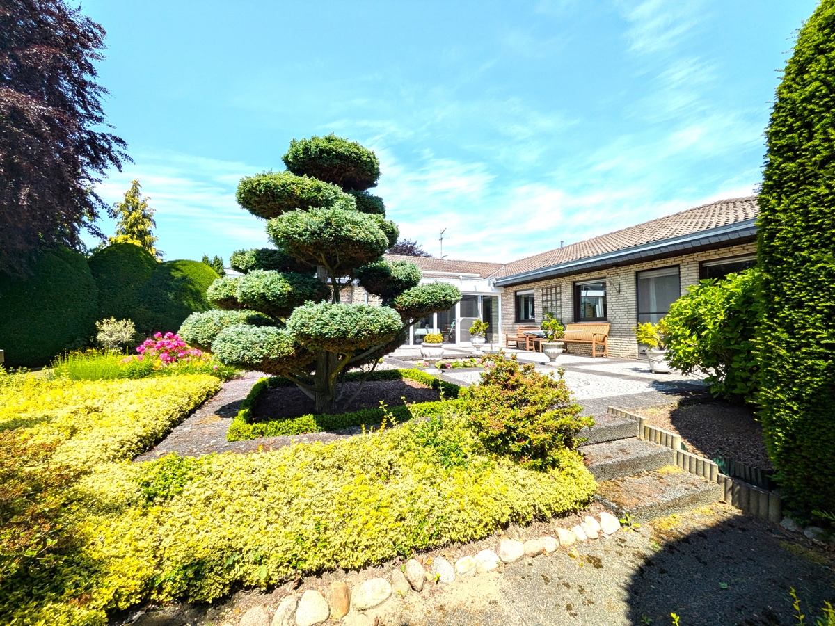 Die Liebe zu diesem professionell und aufwendig angelegten Garten spiegelt sich in den Formgehölzen wider.