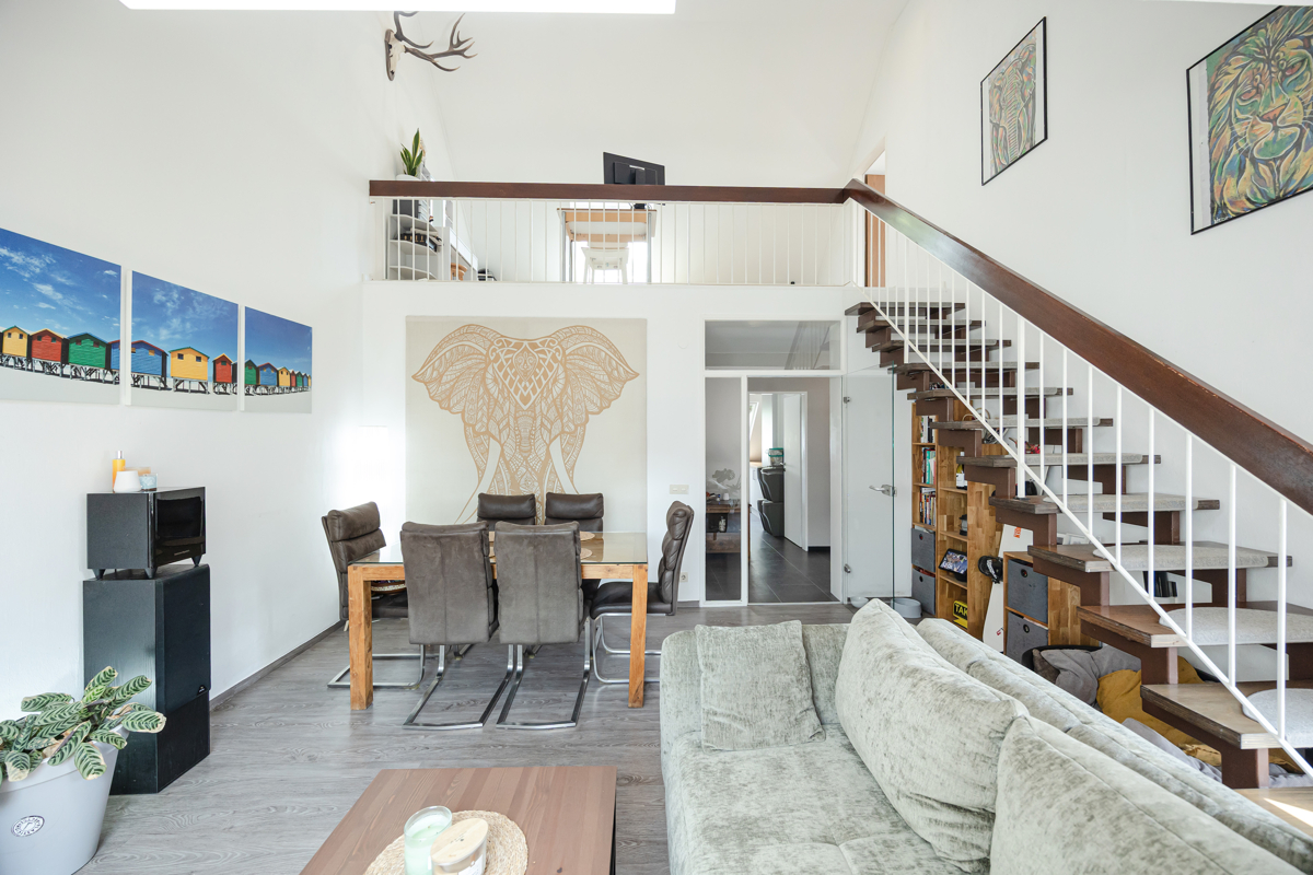 Blick vom Wohnraum auf die offene Treppe zur Empore