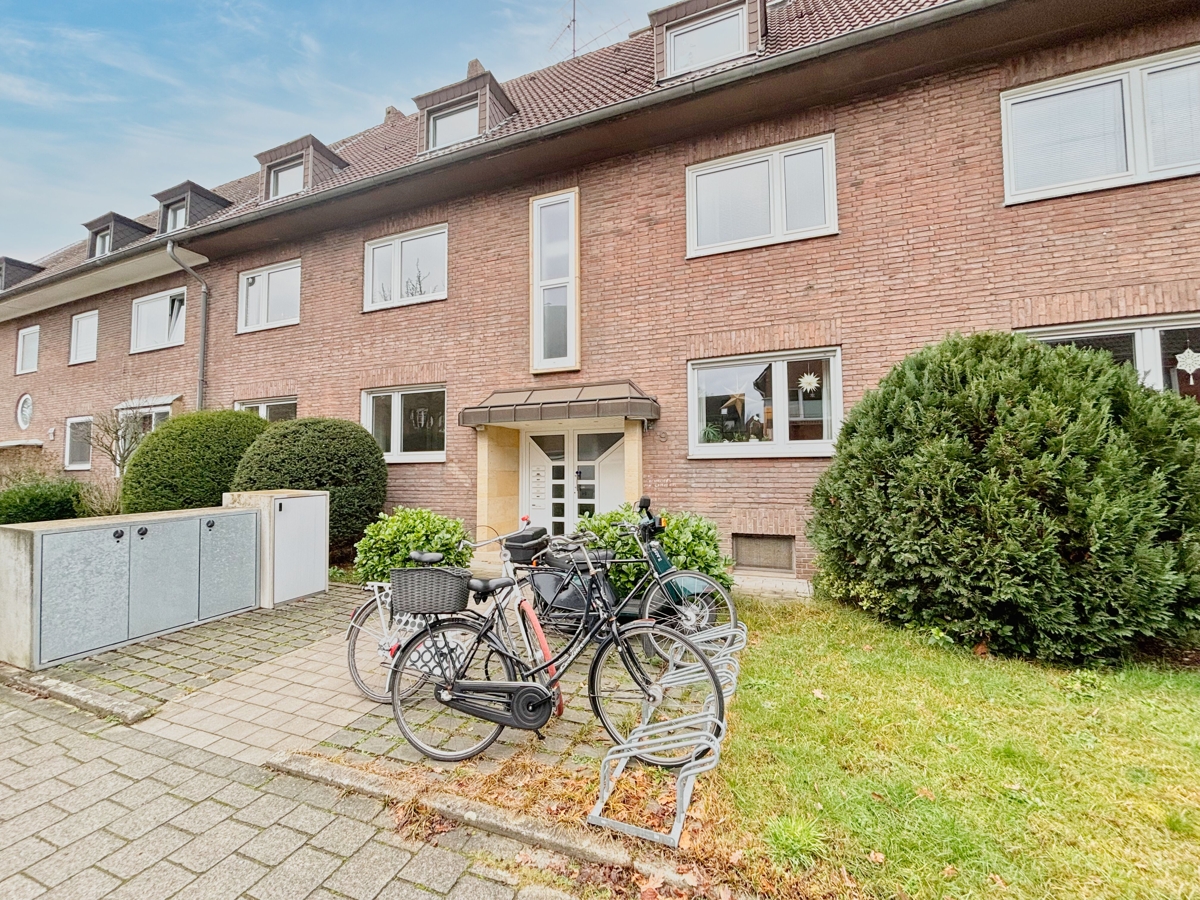 Das Wohnhaus mit Vorgarten