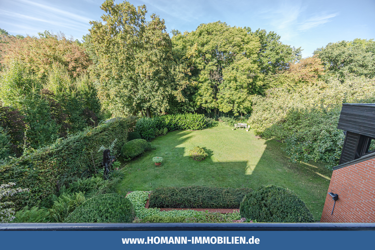 Blick vom Balkon in den Garten