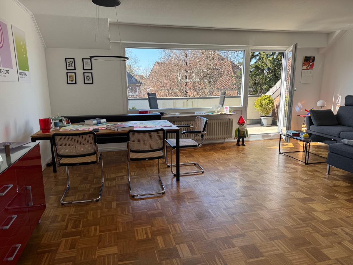 Das Wohn- Esszimmer mit Blick zum Balkon