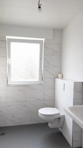 Bad unten, ebenerdiger Duschbereich