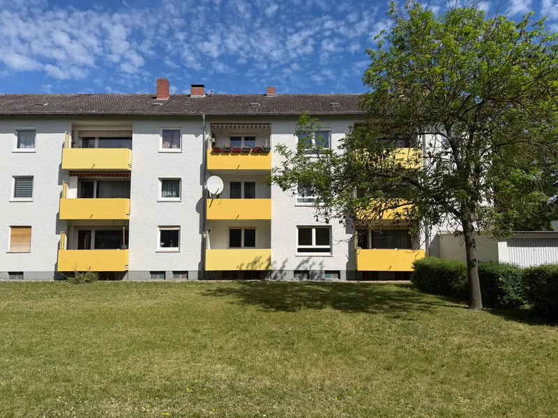 Herrliche 2-Zimmer-Wohnung mit Balkon im Hochparterre. Schöner Ausblick inklusive.
