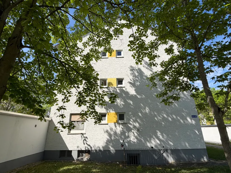 Herrliche 2-Zimmer-Wohnung mit Balkon im Hochparterre. Schöner Ausblick inklusive.