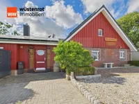 Vorderansicht Haus mit Eingangsbereich