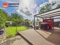 Blick Terrasse in den Garten