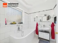 EG Badezimmer mit WC, HWB und Wanne