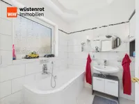 EG Badezimmer mit WC, HWB und Wanne