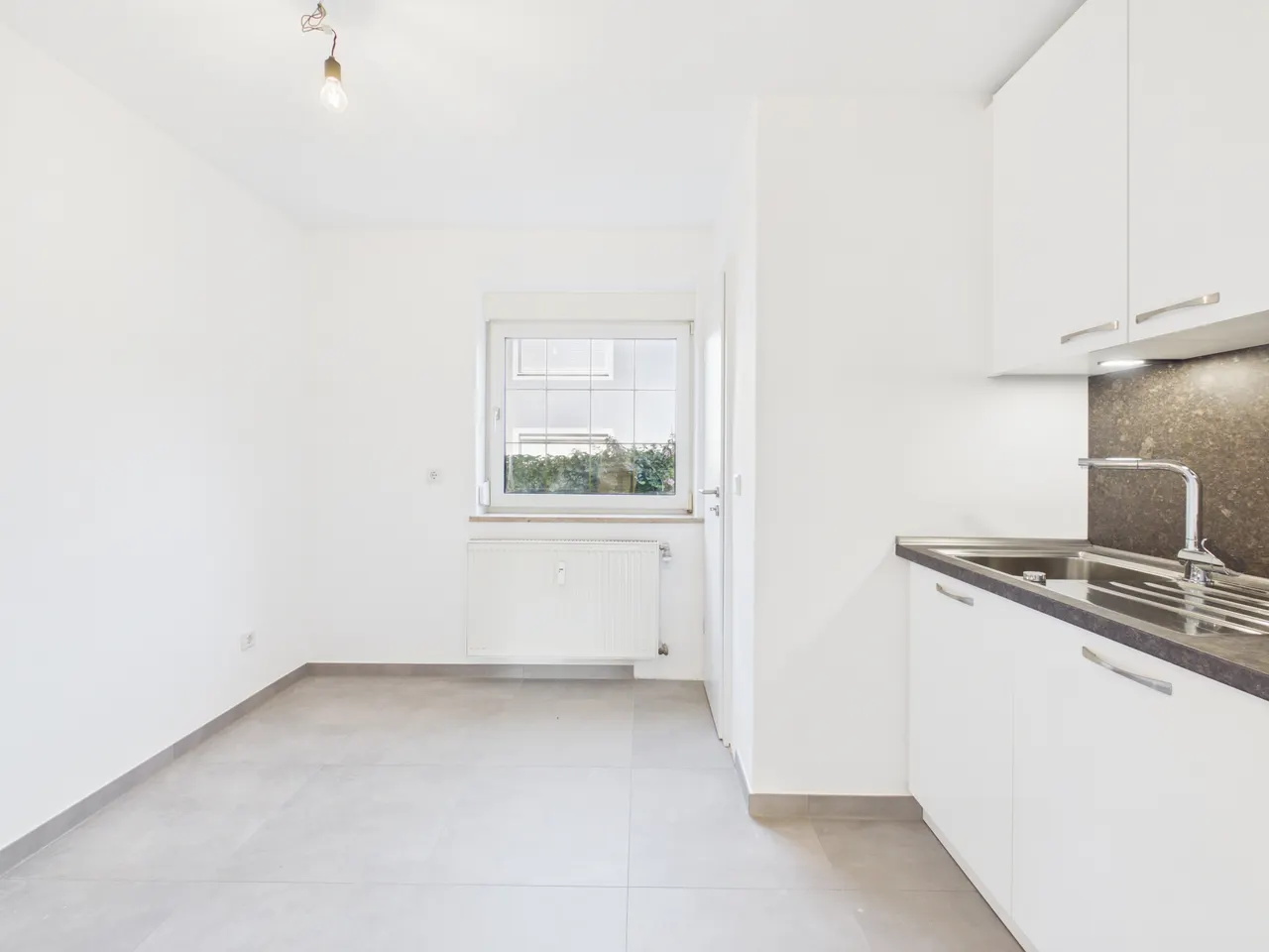 Erstbezug nach Renovierung! 4-ZKB-Erdgeschosswohnung in ruhiger Lage mit EBK, Einzelgarage & Garten! - Foto 2