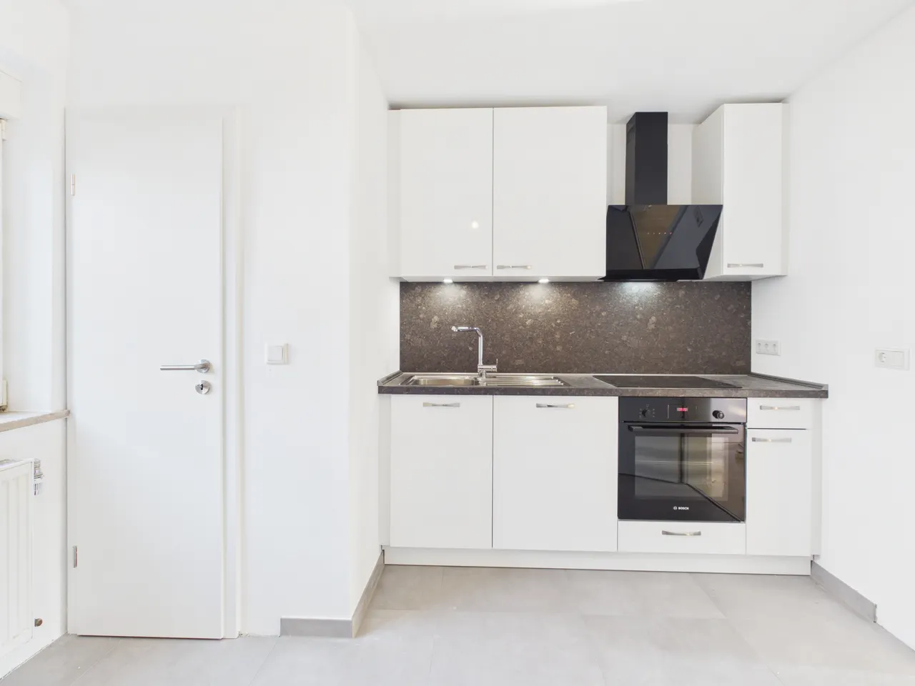 Erstbezug nach Renovierung! 4-ZKB-Erdgeschosswohnung in ruhiger Lage mit EBK, Einzelgarage & Garten! - Foto 1