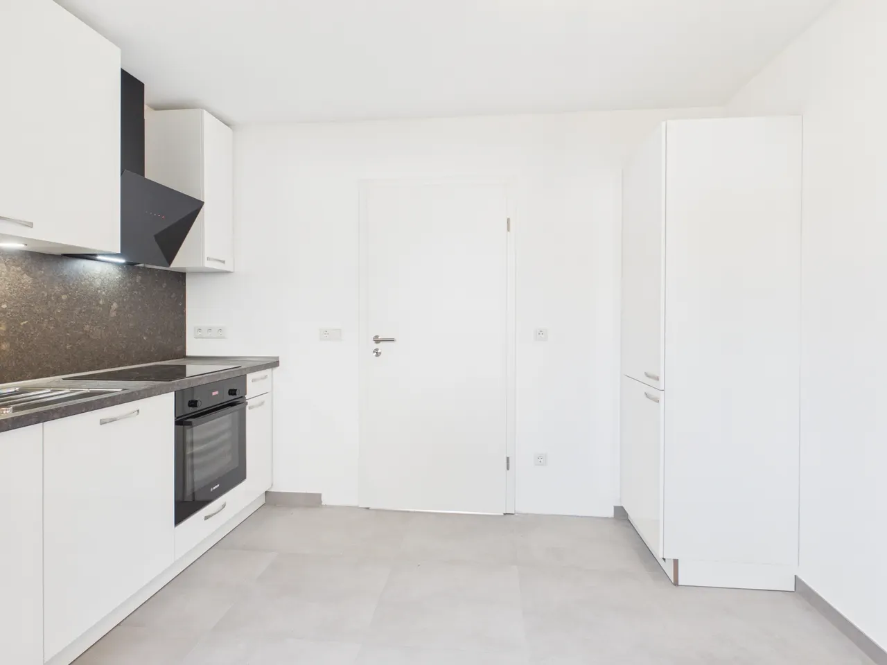 Erstbezug nach Renovierung! 4-ZKB-Erdgeschosswohnung in ruhiger Lage mit EBK, Einzelgarage & Garten! - Foto 3