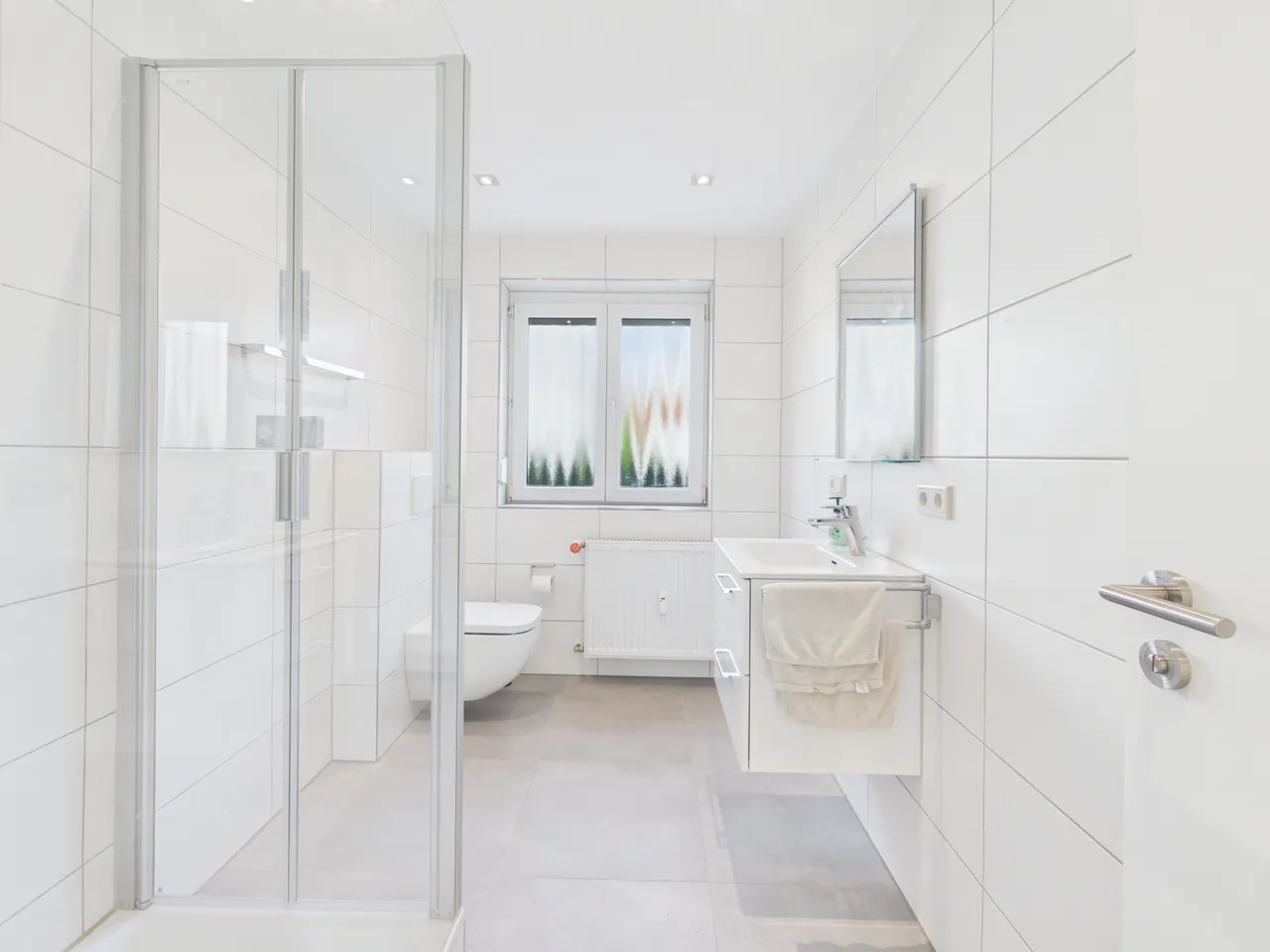 Erstbezug nach Renovierung! 4-ZKB-Erdgeschosswohnung in ruhiger Lage mit EBK, Einzelgarage & Garten! - Foto 4