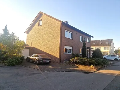 Attraktives Zweifamilienhaus in toller Sackgassenlage/schöner Garten/PV Anlage