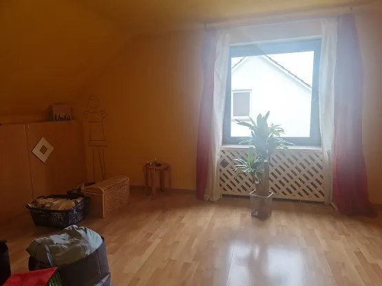 2 Zimmerwohnung im Dachgeschoss/Einbauk&uuml;che/sofort beziehbar!