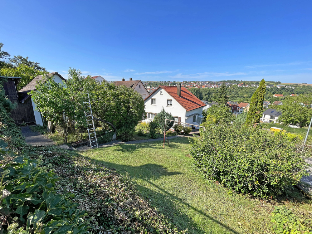 Süd-Hausansicht & Grundstück