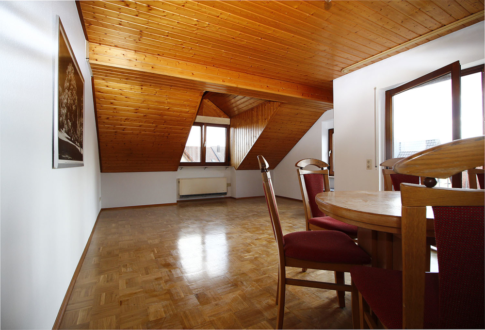 Wohn-Essbereich mit Zugang zum Balkon