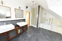 Badezimmer im Dachgeschoss