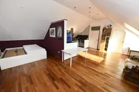 Wohnzimmer mit offener Küche im DG