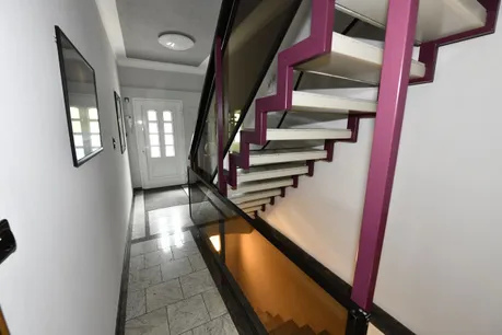 Flur mit Treppe in das Dachgeschoss