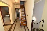 Flur im DG mit Treppe zum Spitzboden