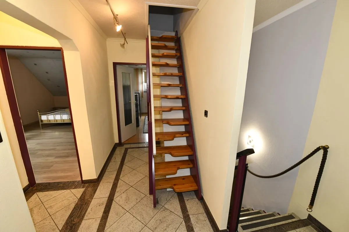 Flur im DG mit Treppe zum Spitzboden