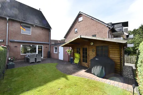 Gartenansicht und Rückfront Haus