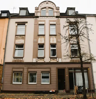 Zentral gelegenes Stadthaus, 4 Wohneinheiten, Büro- und Lagerfläche in Oberhausen-Buschhausen