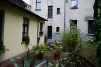 Flügelanbau und Garten