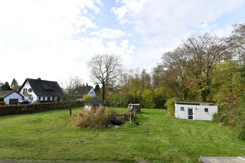 Blick in den Garten mit Nebengebäude