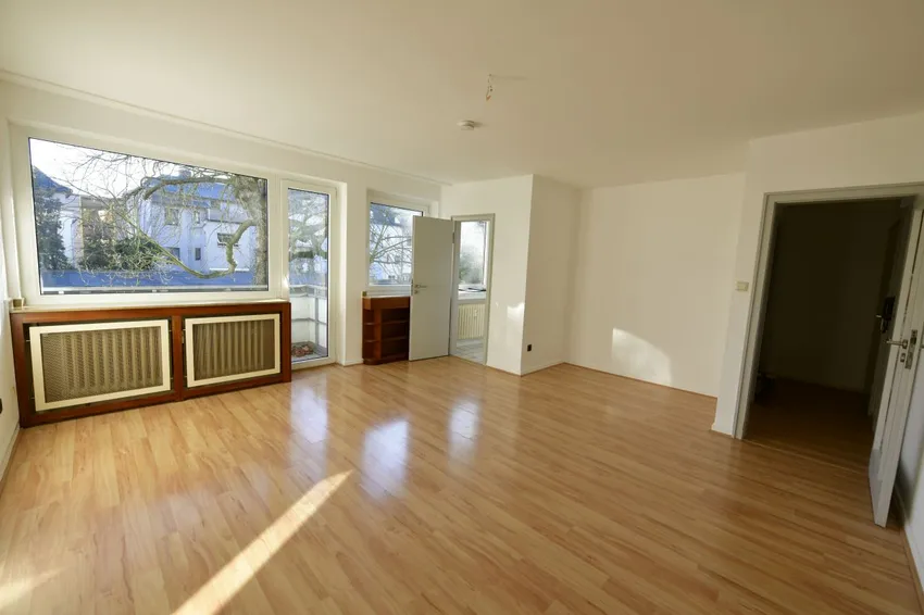 Wohn-/Schlafzimmer mit Blick auf Balkon und Küche