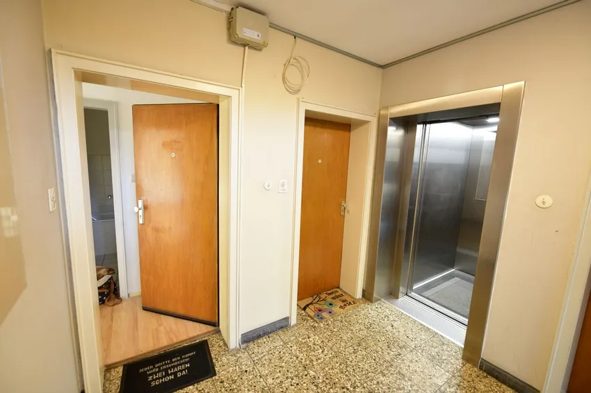 Flur mit Aufzug