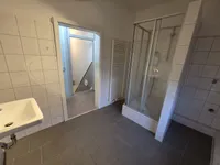 Badezimmer mit Sicht auf Dusche und Flur im OG