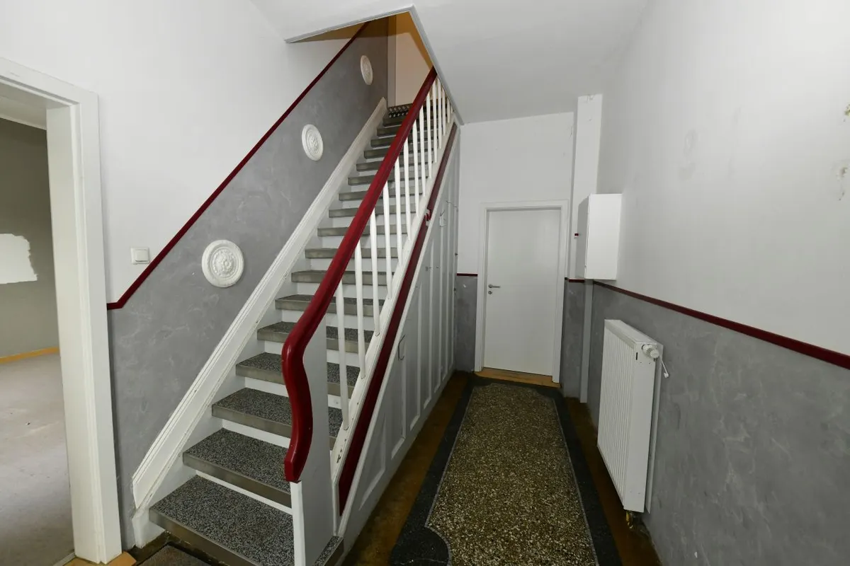 Flur mit Treppe ins Obergeschoss