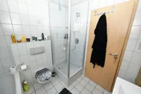 Dusch-/Wannenbad im Dachgeschoss mit Blick auf die Dusche