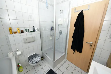 Dusch-/Wannenbad im Dachgeschoss mit Blick auf die Dusche