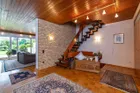 Blick auf Wohnzimmer und Treppe ins 1. OG