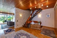 Blick auf Wohnzimmer und Treppe ins 1. OG