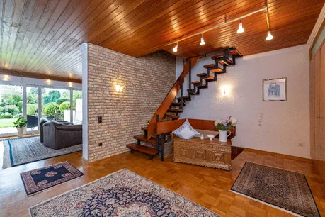 Blick auf Wohnzimmer und Treppe ins 1. OG