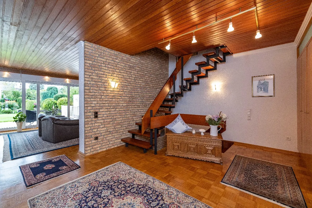Blick auf Wohnzimmer und Treppe ins 1. OG