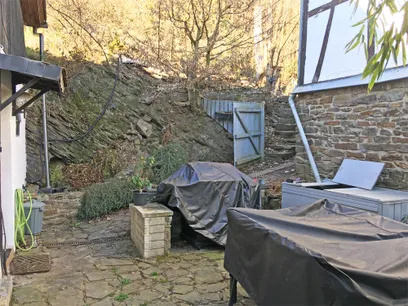 Terrasse neben dem Haus