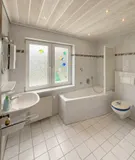 Tageslichtbad mit Wanne
