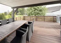 großer überdachter Balkon