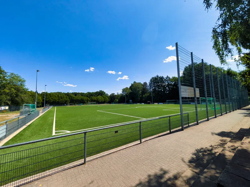 öffentlicher Sportplatz um´s Eck