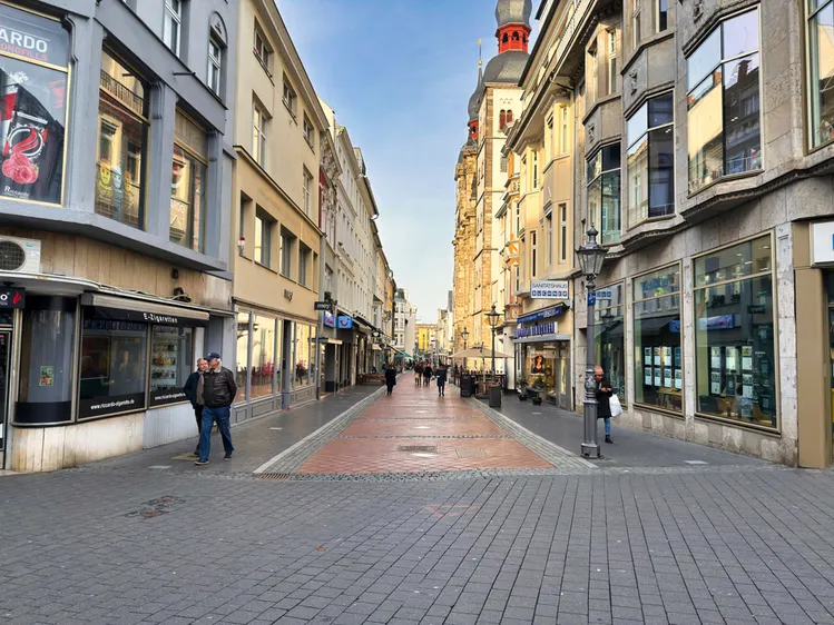 Wohnen, wo Bonn lebt! Neubau-2-Zi-Wohnung im Herzen der Innenstadt...68qm, Balkon, PKW-Stellplatz! - Photo 2