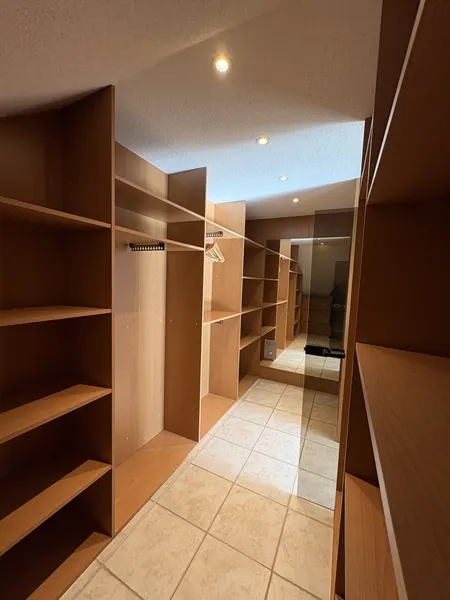 Begehbarer Kleiderschrank